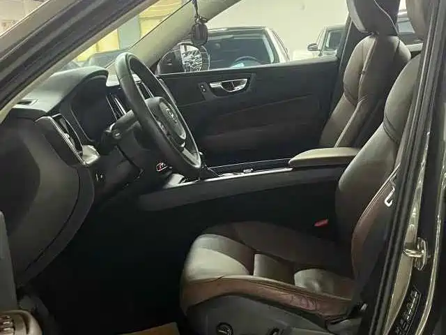Фото 8 - Volvo XC60