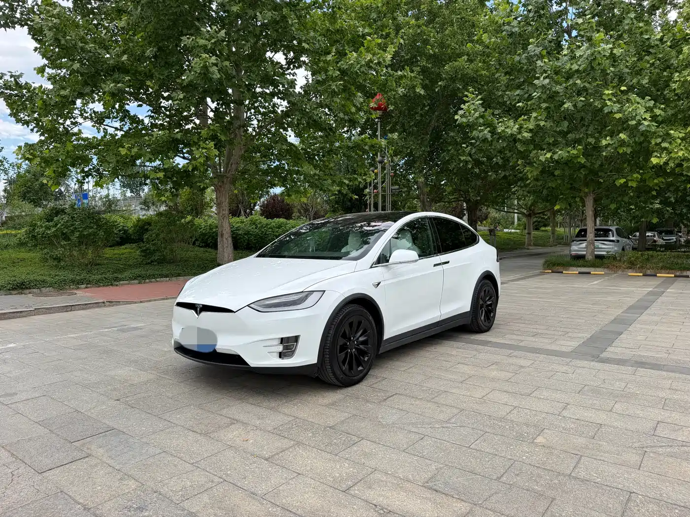 TESLA MODEL X