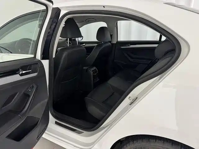 Volkswagen Sagitar 2015 1.6L Automatic Comfort фото 3