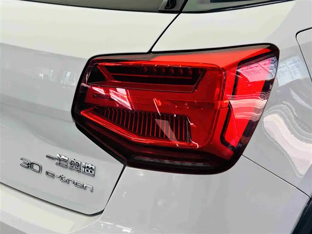 AUDI Q2L E-TRON
