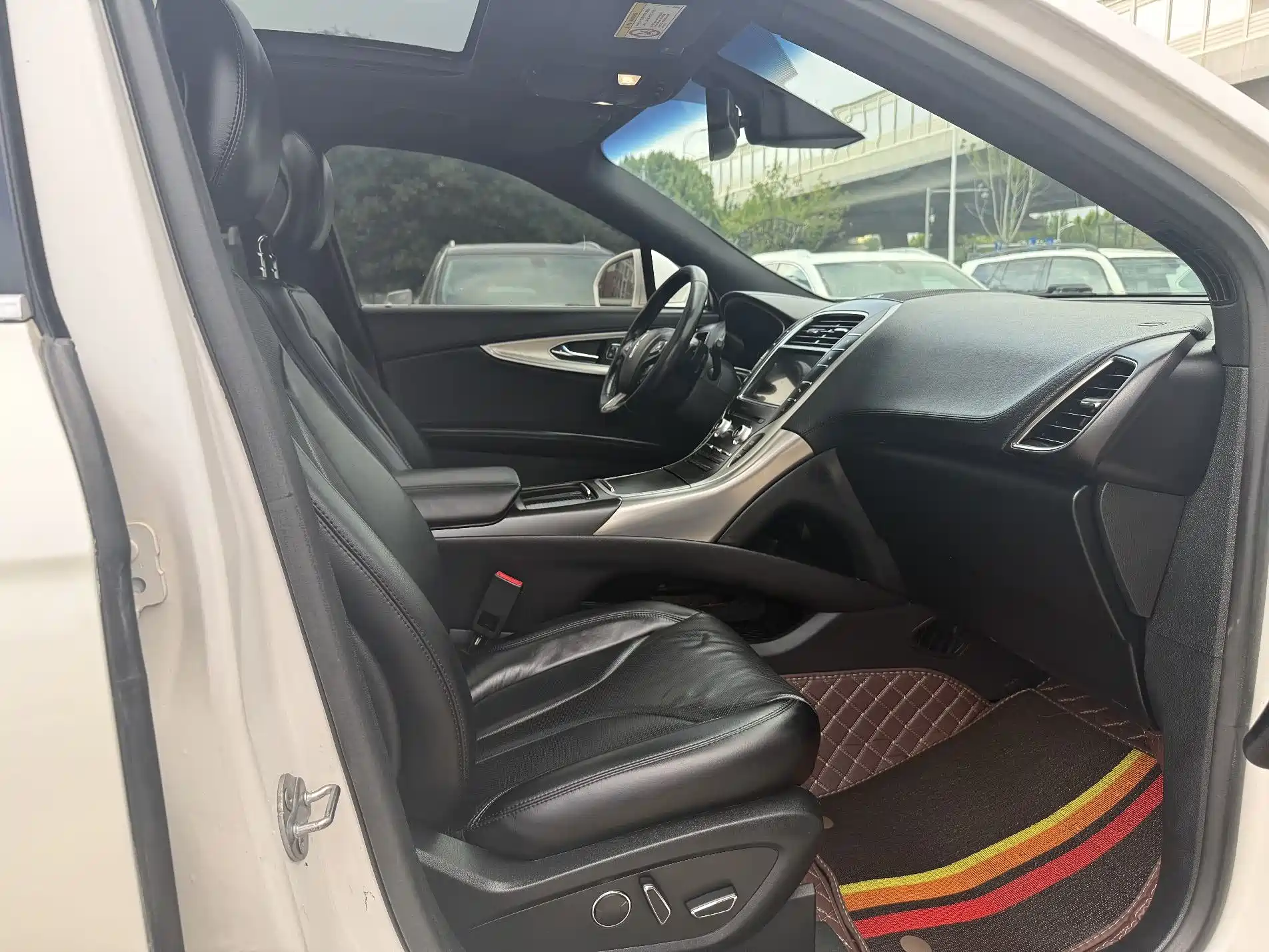 Photo 5 - Lincoln MKX