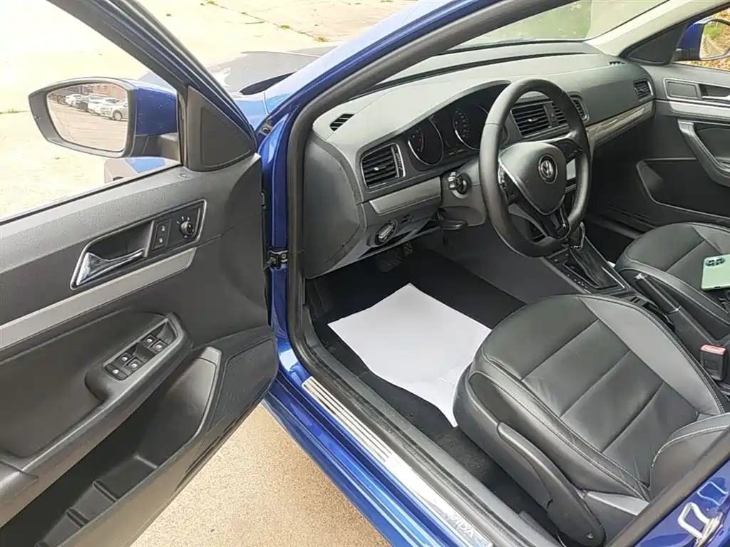 Volkswagen Lavida Tour 2015 1.6L Automatic Comfort Edition фото 16
