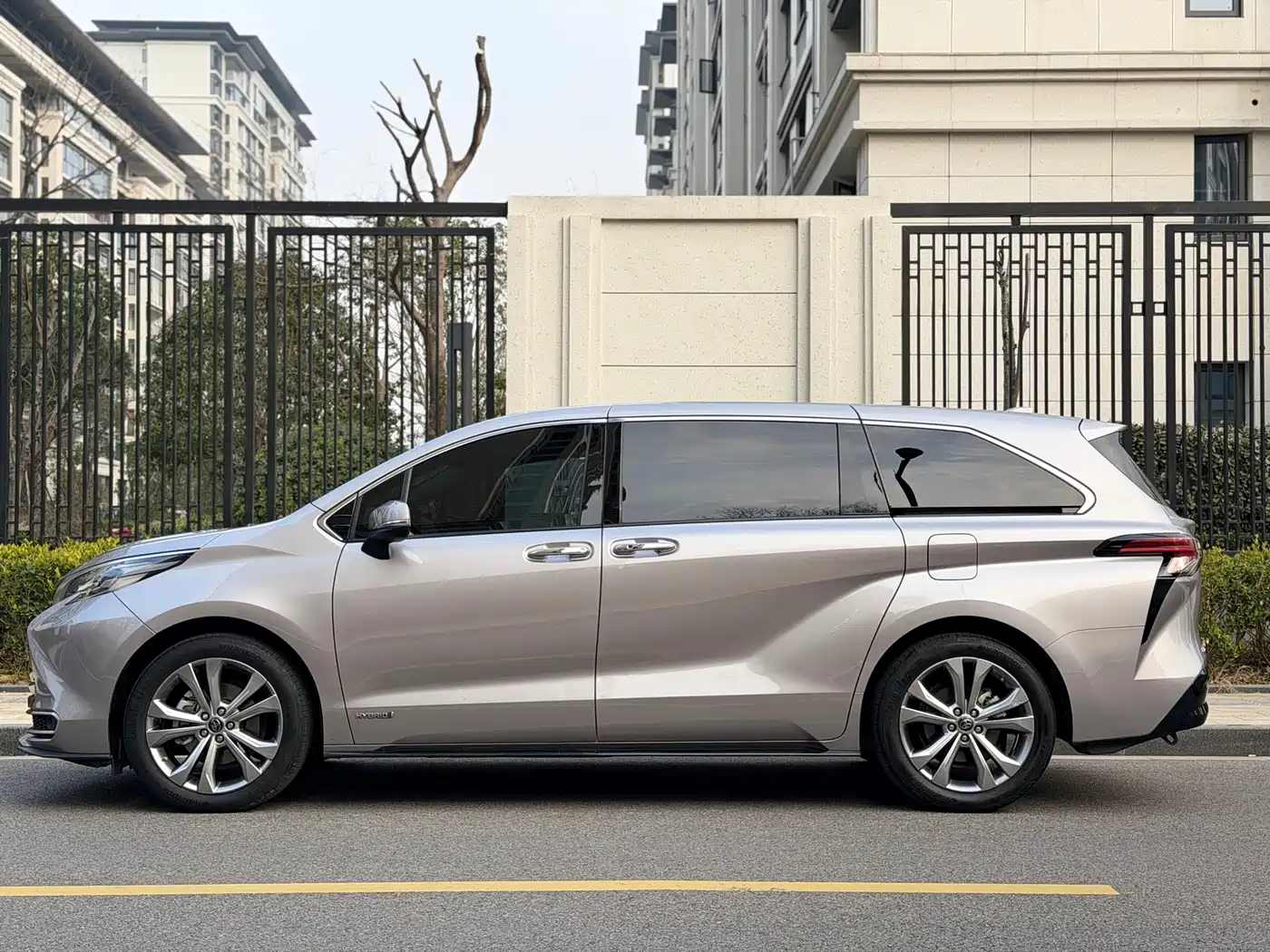 Toyota Sienna 2023 2.5L Hybrid Premium Edition фото 4