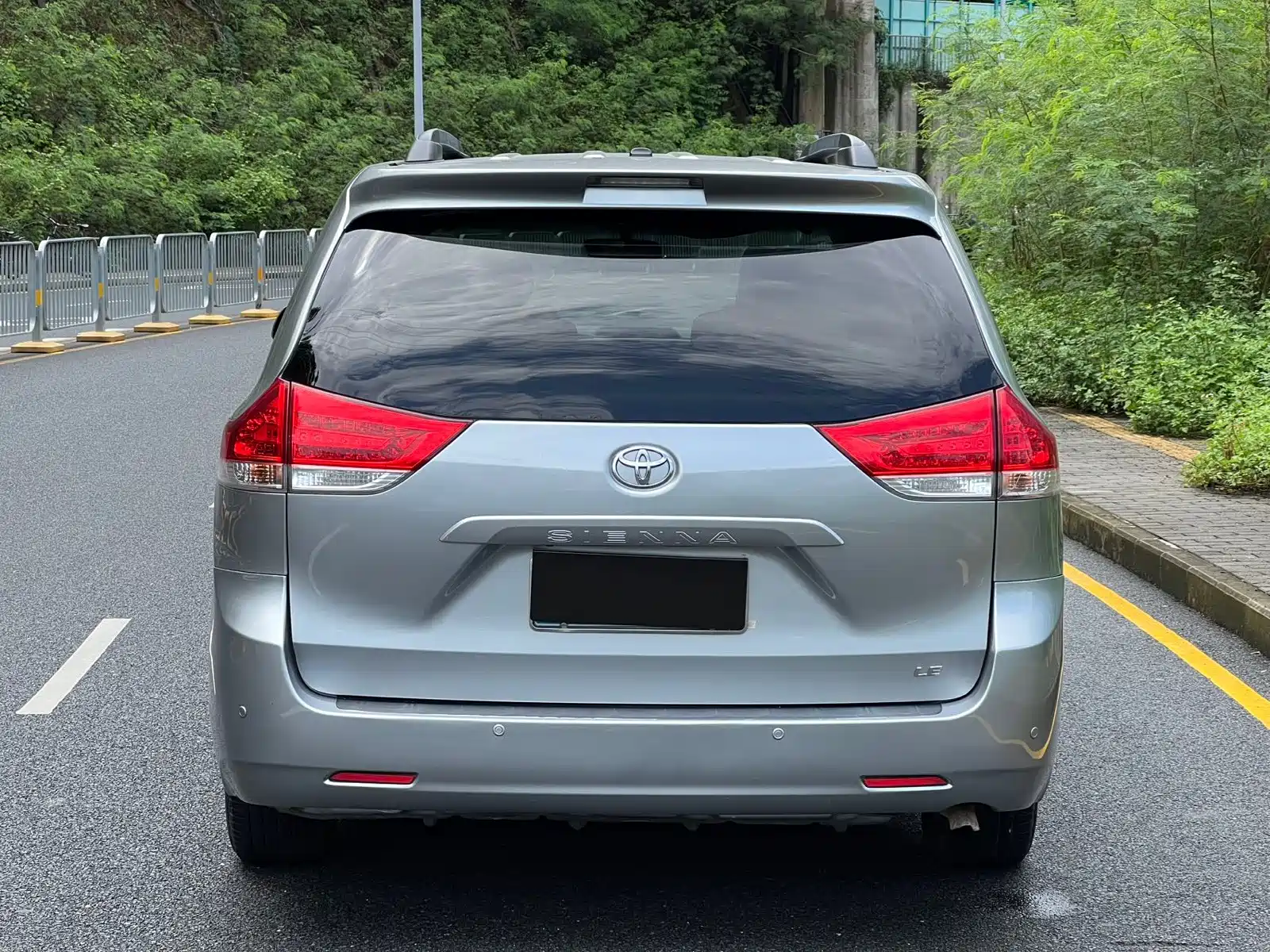 Photo 15 - Toyota Sienna