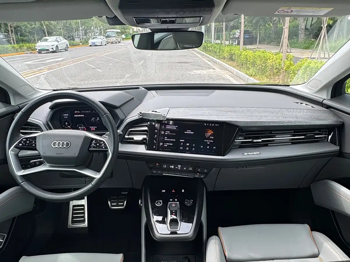 Photo 22 - Audi Q5 e-tron