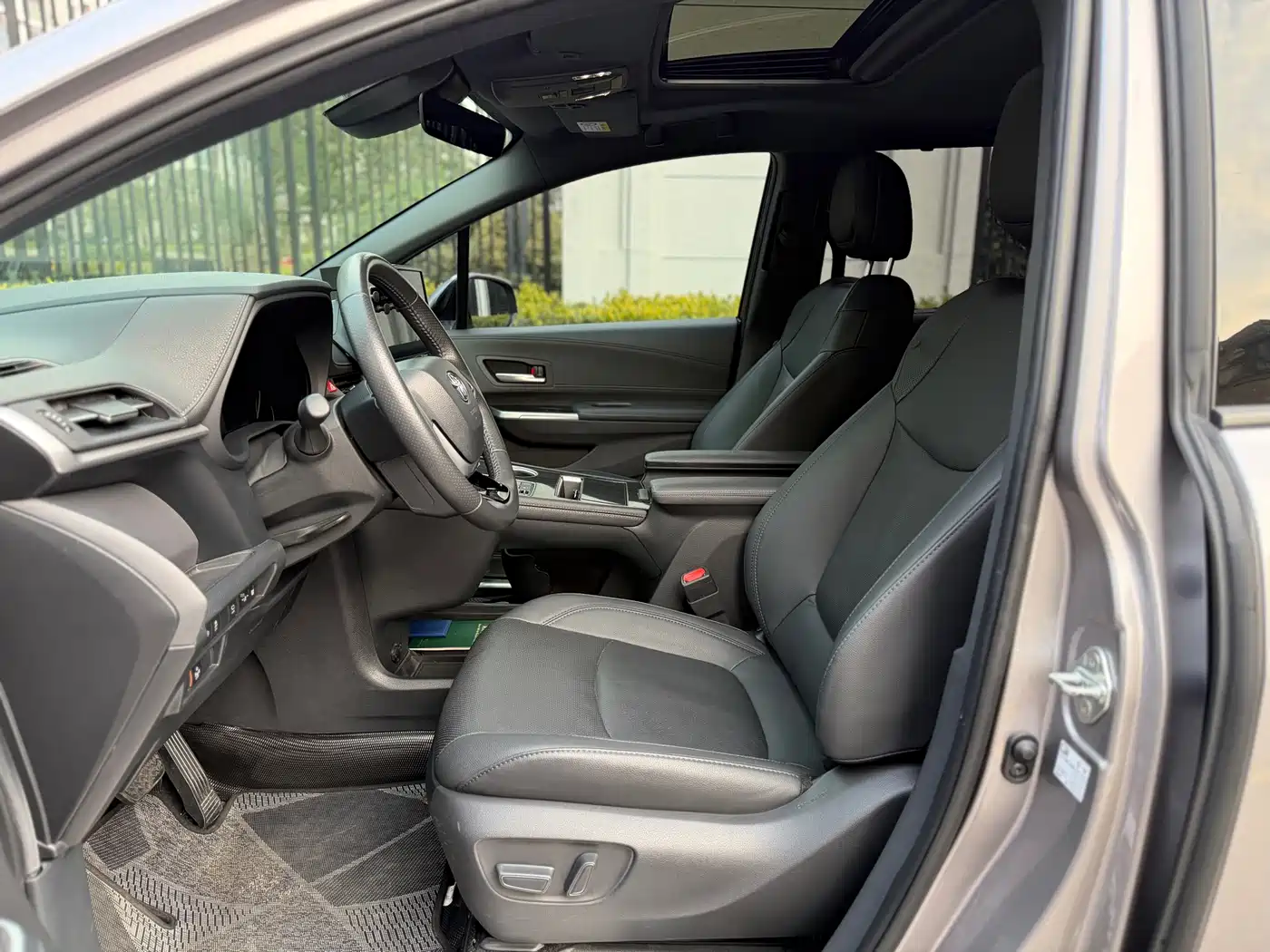 Toyota Sienna 2023 2.5L Hybrid Premium Edition фото 8