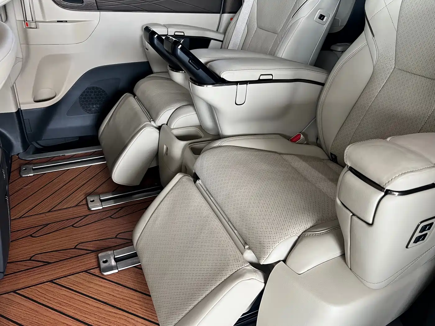 Toyota Alphard 2024 Hybrid 2.5L Ultimate Enjoyment Edition фото 10