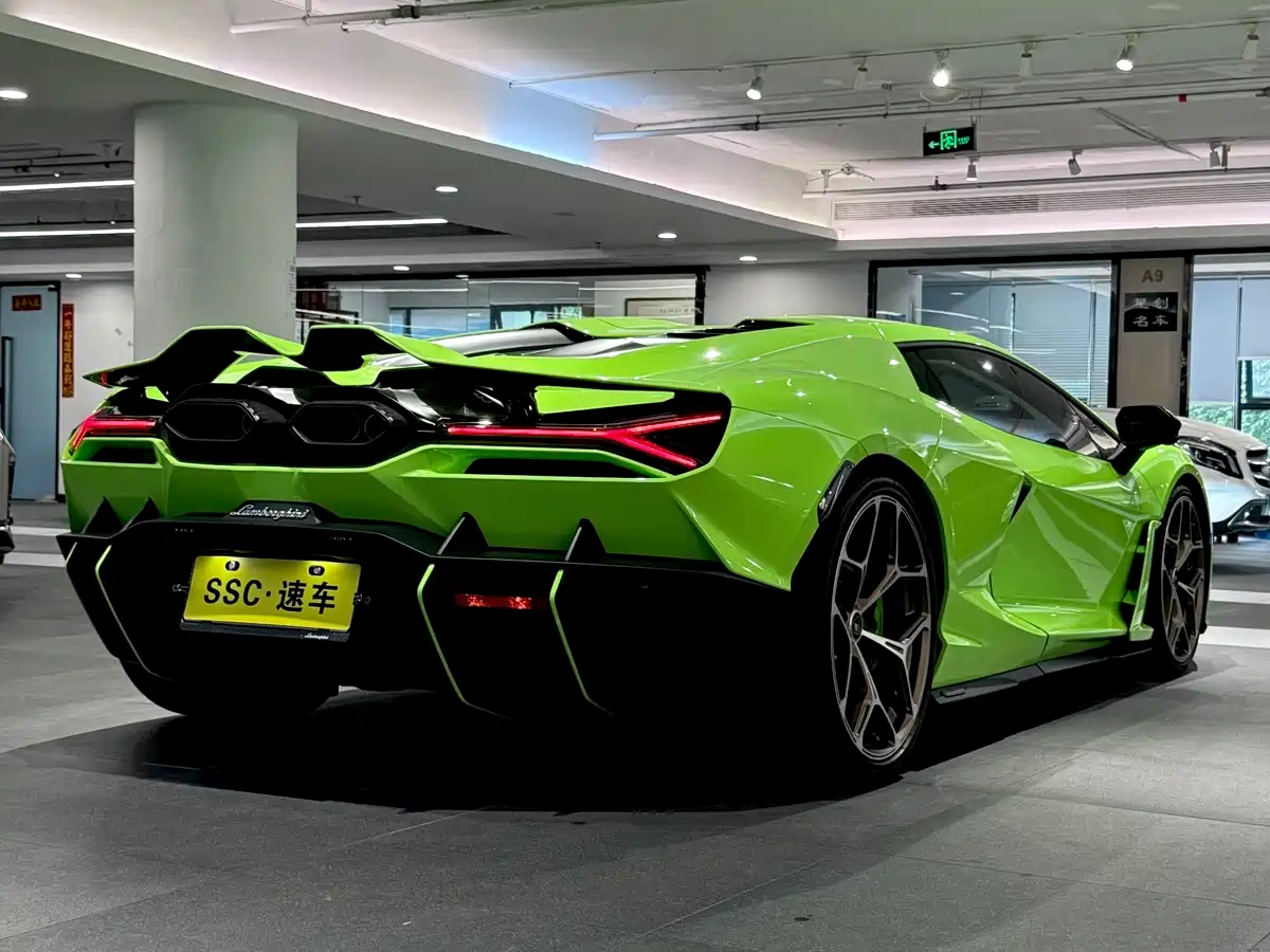 LAMBORGHINI REVUELTO