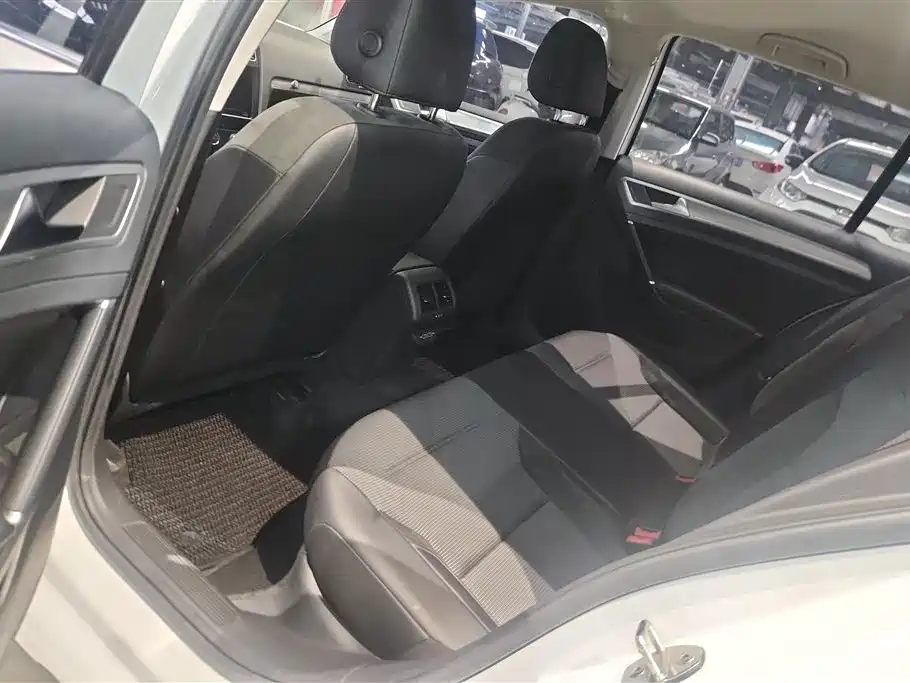 Volkswagen Golf 2020 Beloved Edition 280TSI DSG Comfort фото 11