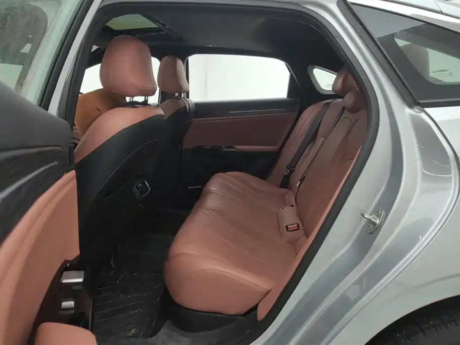 Geely Galaxy Galaxy L6 2025 EM-i 140km Explorer+ Edition фото 11