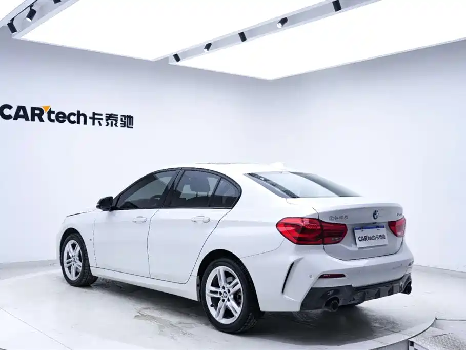 BMW 1 Series 2022 120i M Sport Shadow Edition фото 9