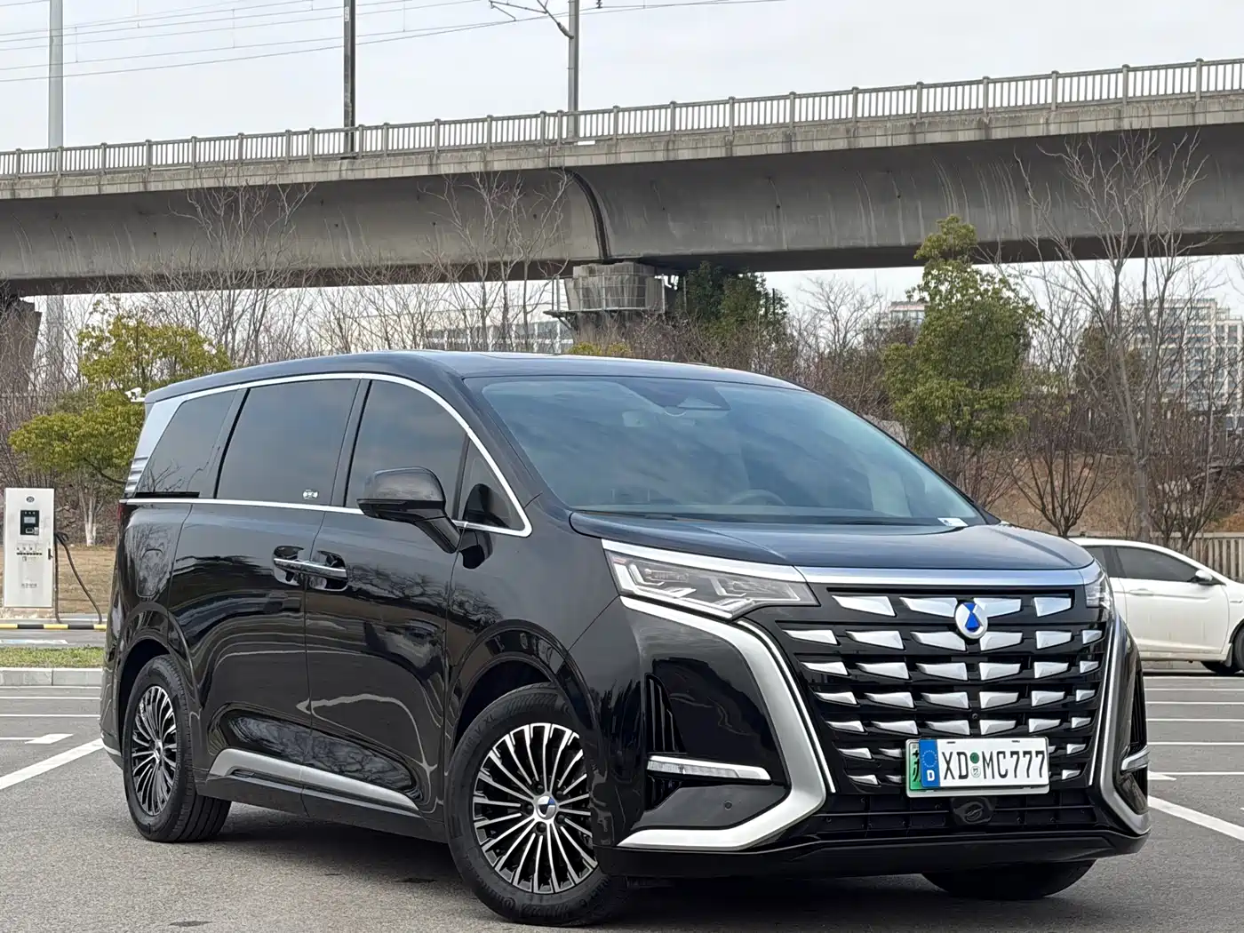 Denza D9 2022 DM-i 970 AWD Flagship фото 2