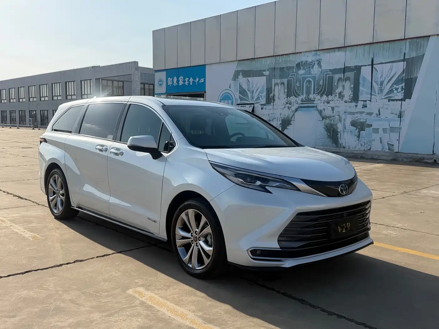 Toyota Sienna 2023 2.5L Hybrid Premium Edition фото 3