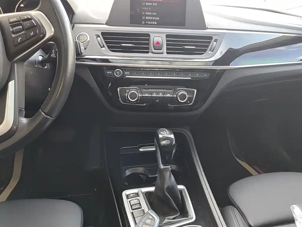BMW 1 Series 2018 118i Sport Edition фото 12