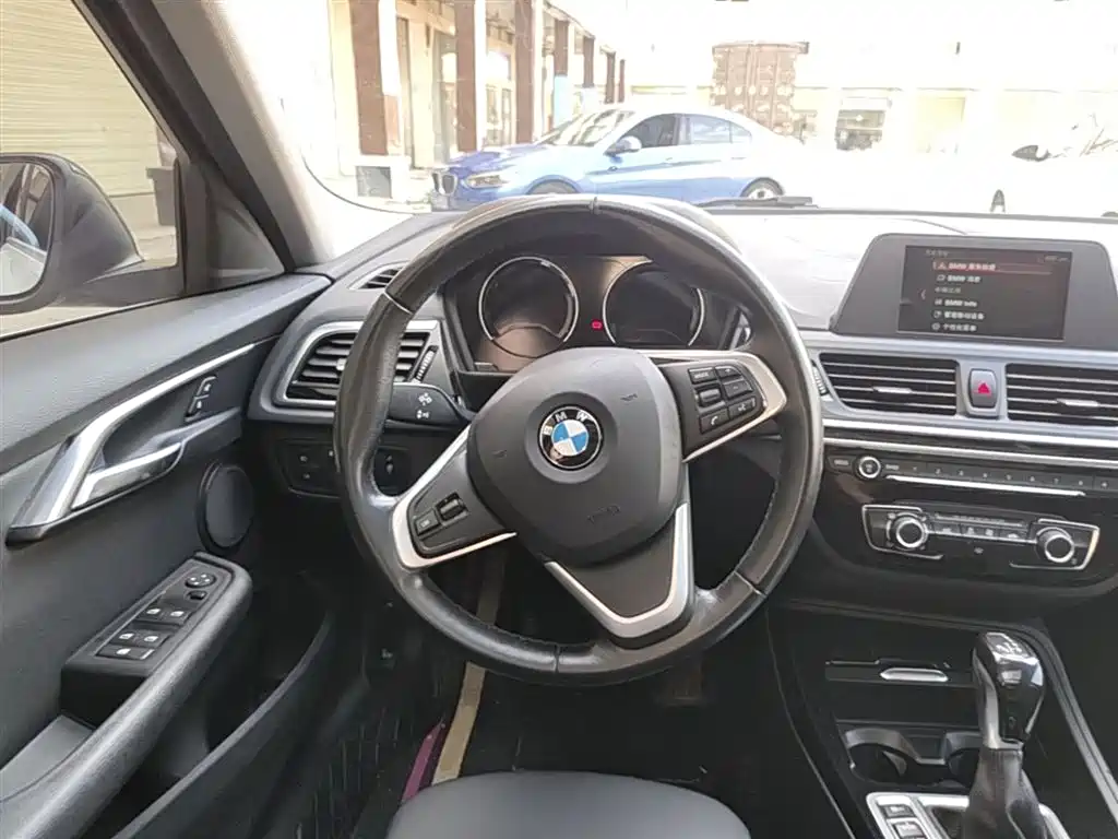 BMW 1 Series 2018 118i Sport Edition фото 10