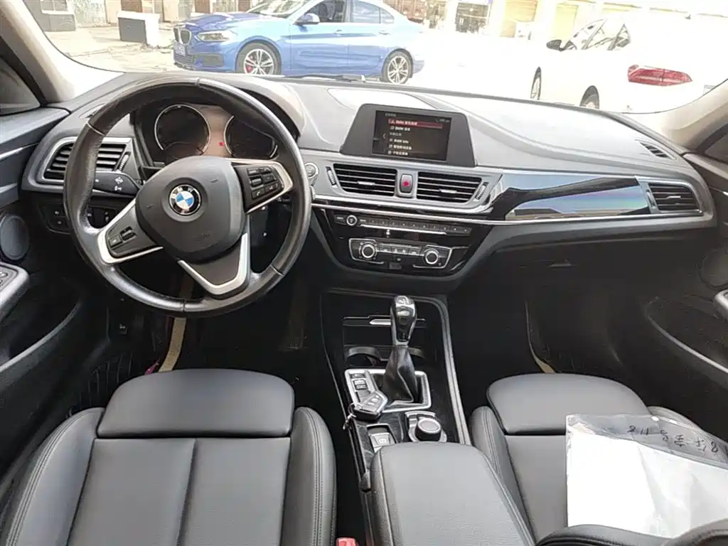 BMW 1 Series 2018 118i Sport Edition фото 9