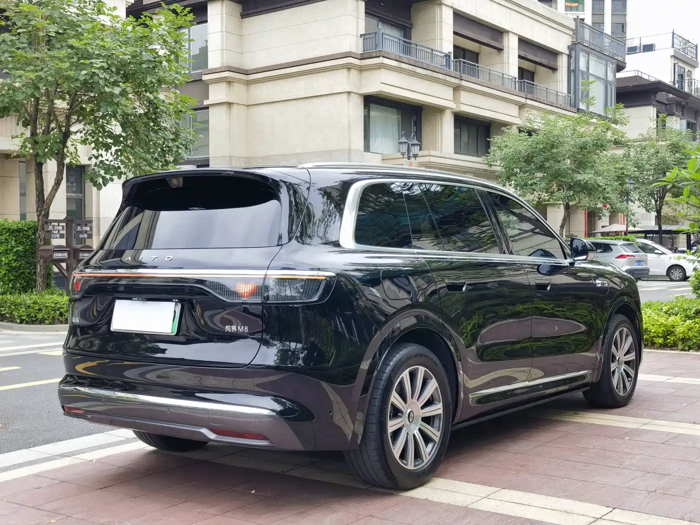 AITO Wenjie AITO M8 2025 Model Extended Range Max+ Edition 53.4kWh 6-Seater фото 6