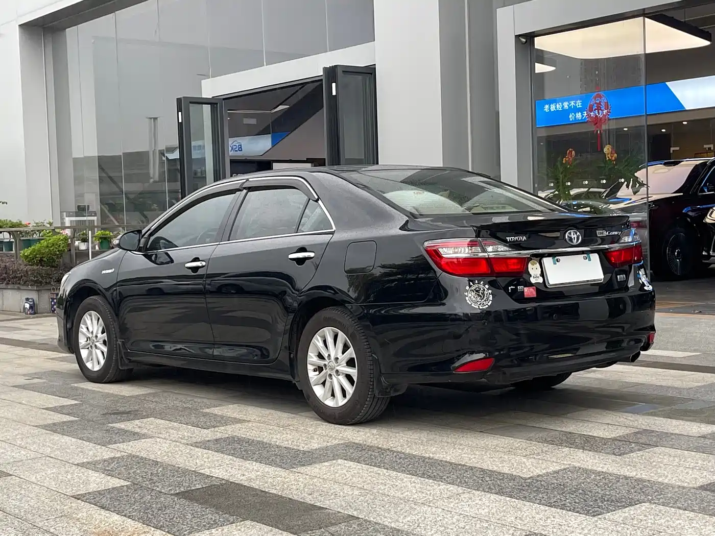Toyota Camry 2016 Hybrid 2.5HG 10th Anniversary Luxury Navigation Edition фото 19