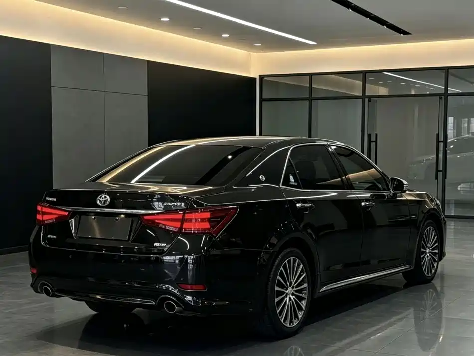 Photo 7 - Toyota Crown