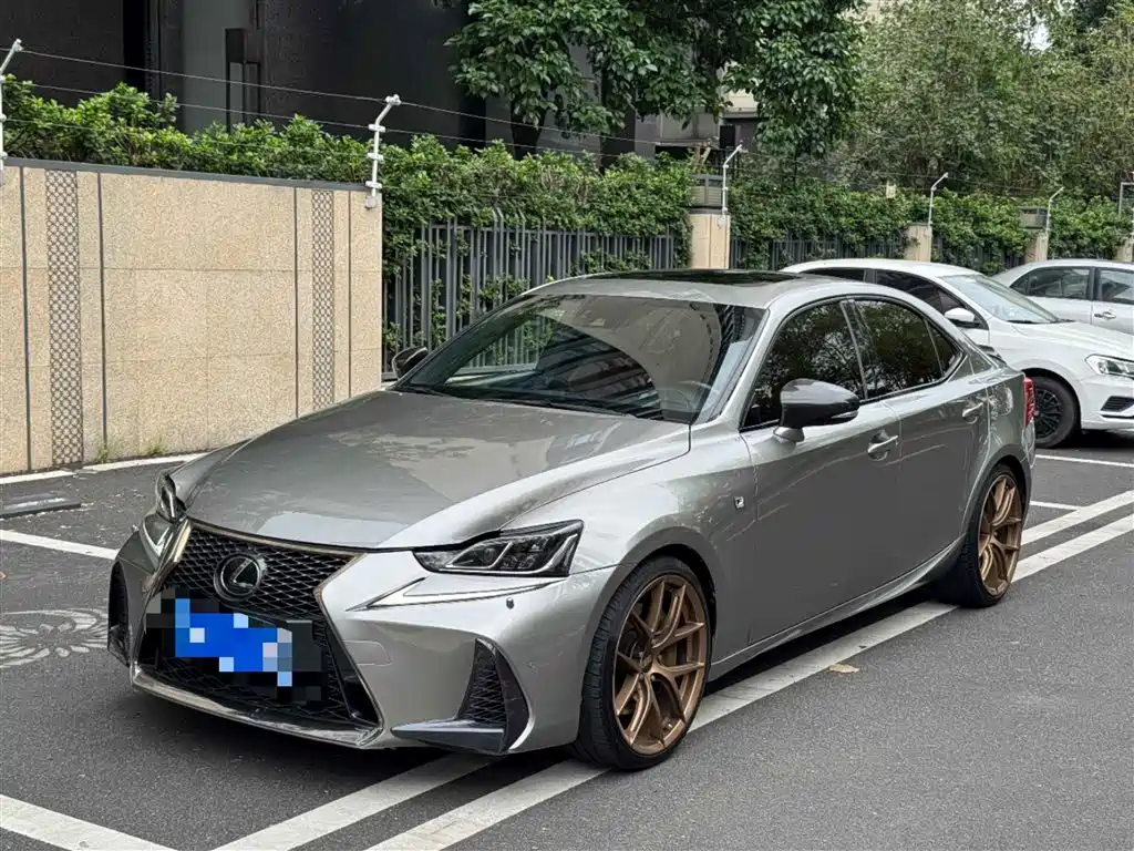 LEXUS IS