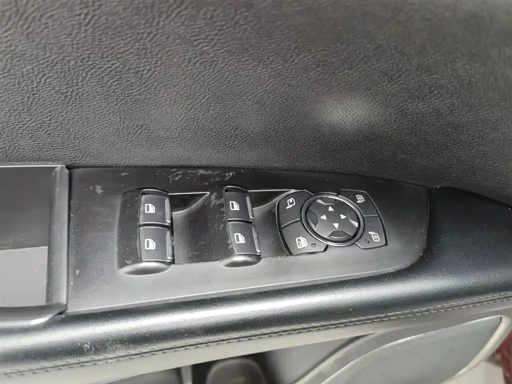 LINCOLN NAVIGATOR (IMPORT)