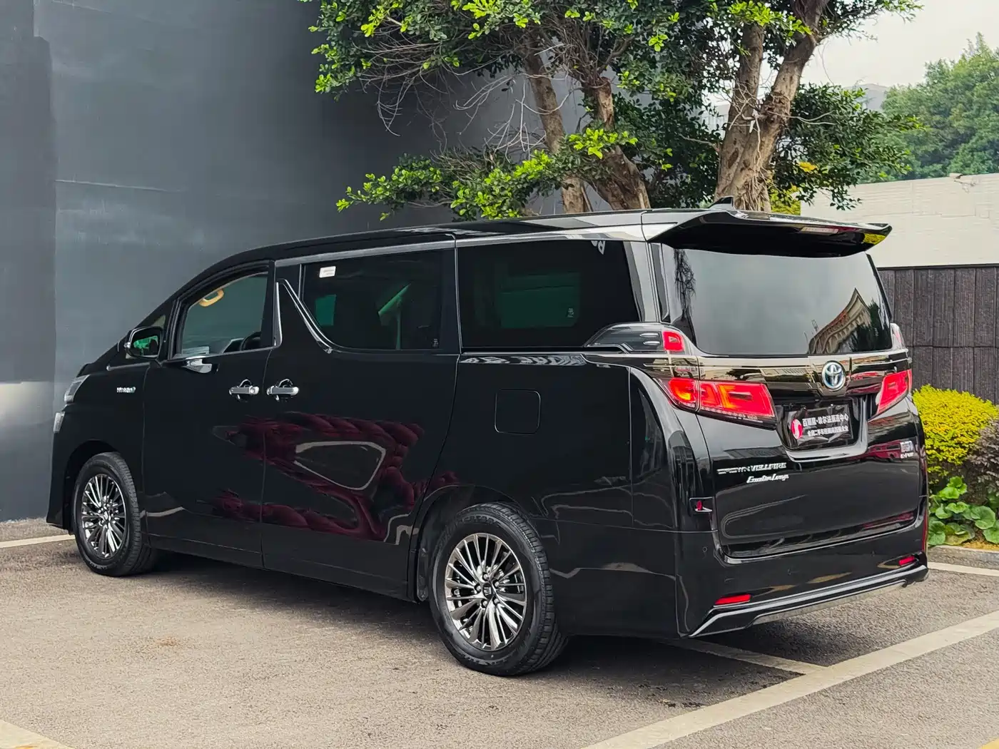 Toyota Vellfire 2021 Crown Hybrid 2.5L HV Premium Edition фото 3