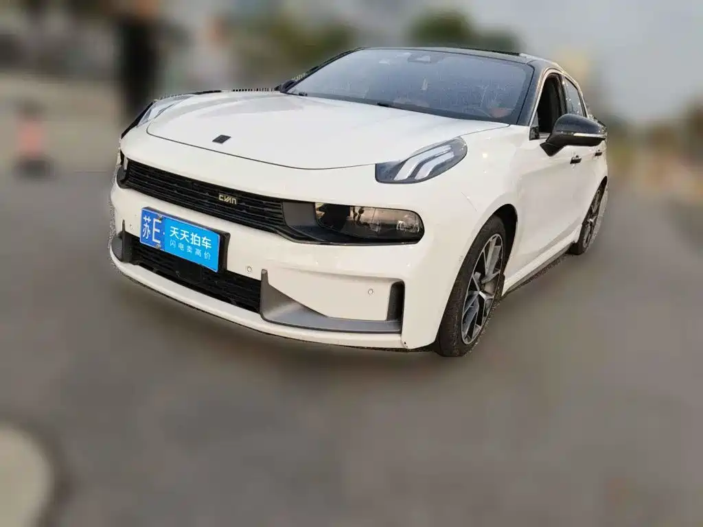 Фото 1 - Lynk & Co 03