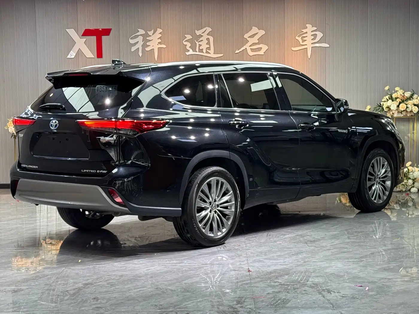 Toyota Highlander 2022 Dual Engine 2.5L 4WD Supreme Edition 7-Seater фото 9
