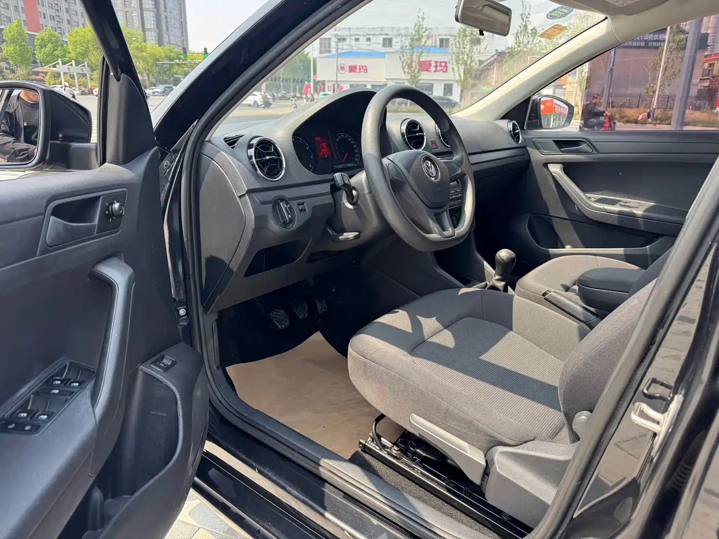 Volkswagen Jetta 2019 Dream Edition 1.4L Manual Fashion фото 4
