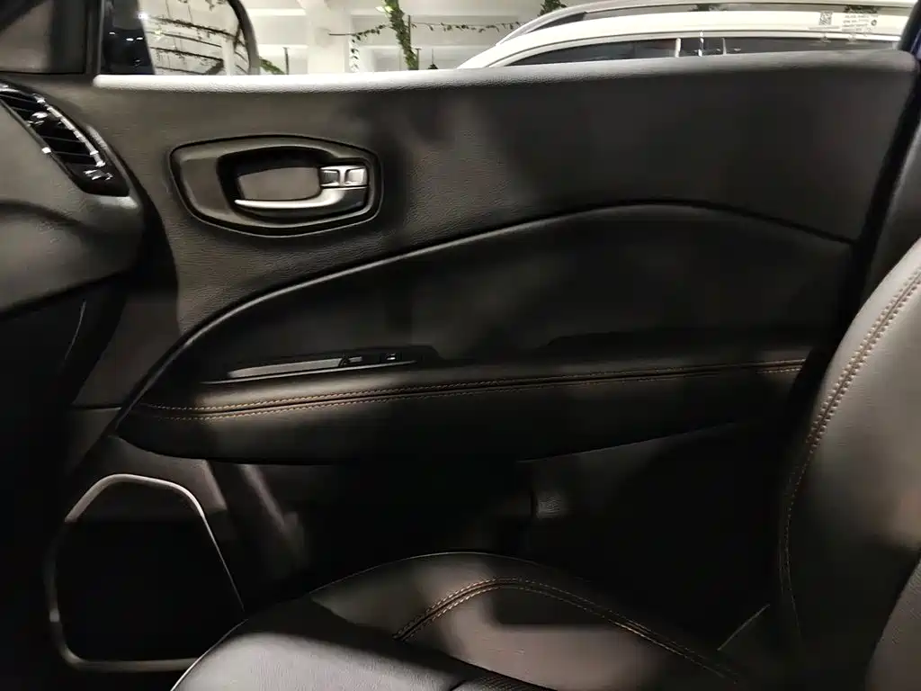 Фото 15 - Jeep Compass