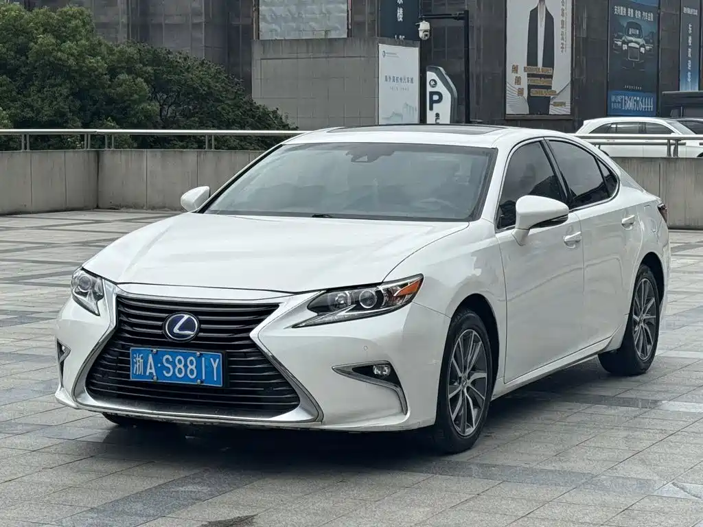 Фото 10 - Lexus ES