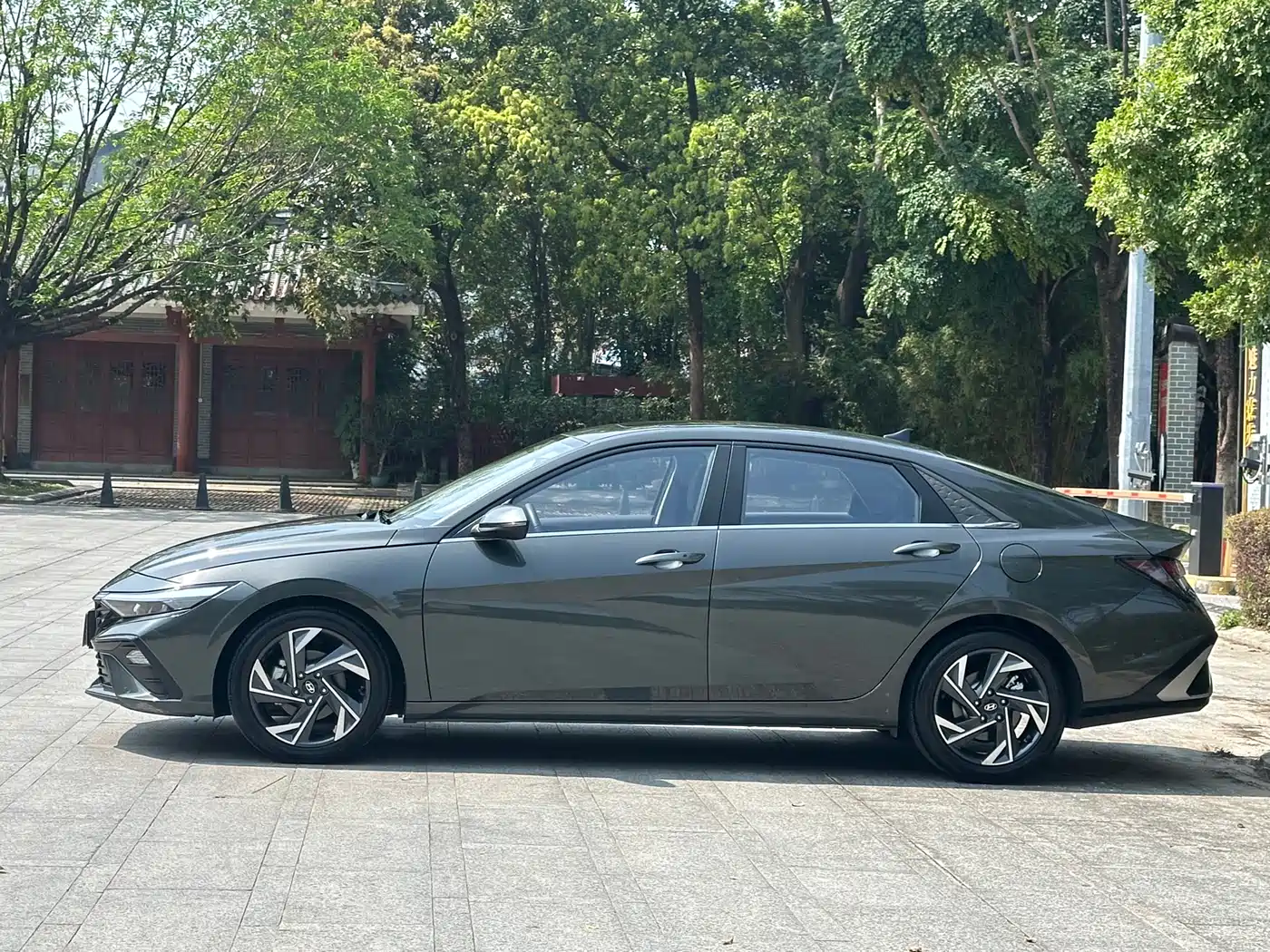 Hyundai Elantra 2023 1.5L CVT GLX Elite Edition фото 19