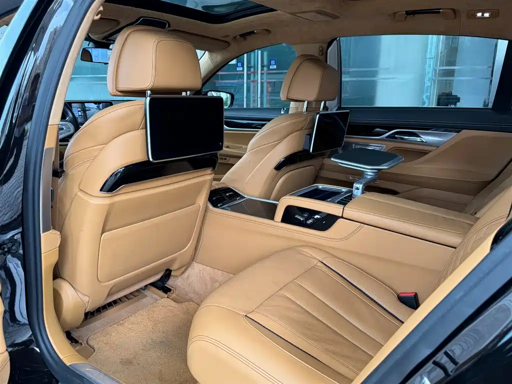 BMW 7 Series 2017 750Li xDrive Customized Edition (4-Seater) фото 10