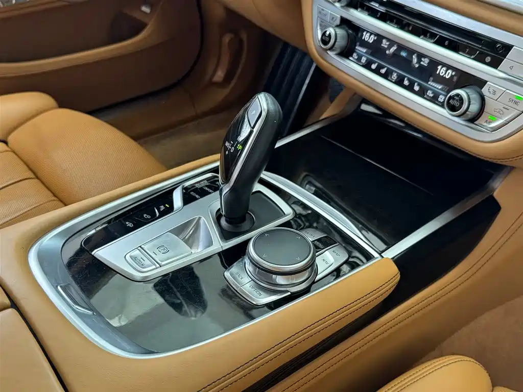 BMW 7 Series 2017 750Li xDrive Customized Edition (4-Seater) фото 17