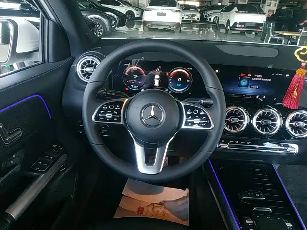 صورة 11 - Mercedes-Benz EQA