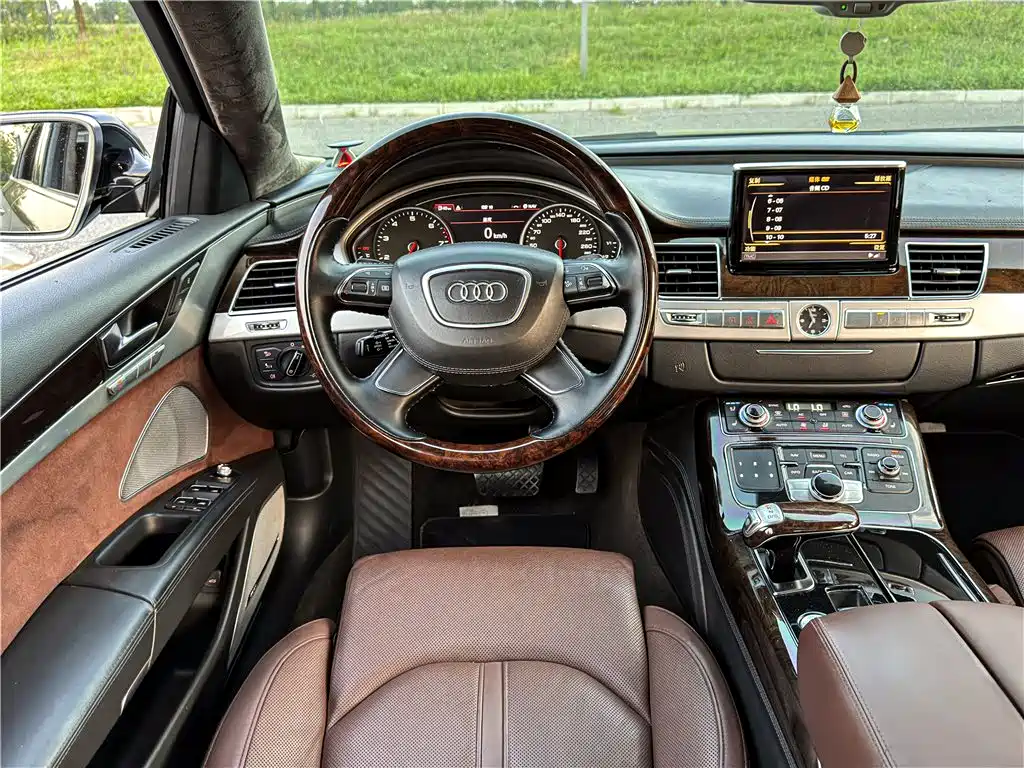Фото 24 - Audi A8