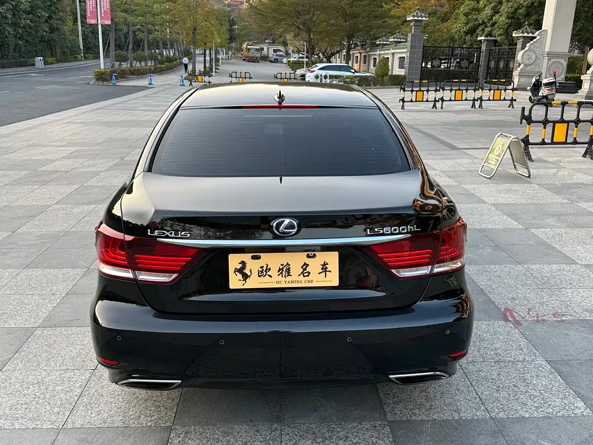 Photo 6 - Lexus LS
