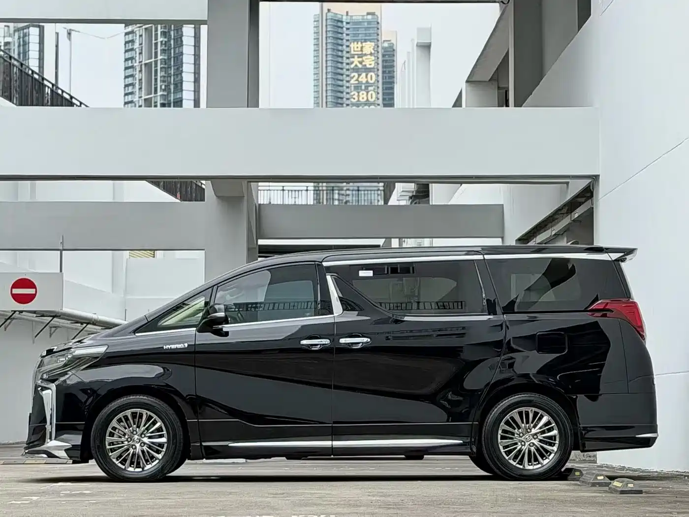 Toyota Alphard 2020 Hybrid 2.5L Luxury Edition фото 3