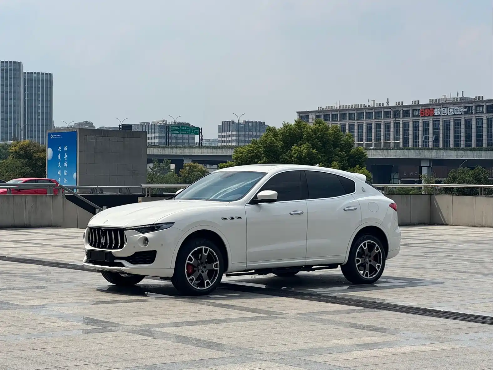 Photo 1 - Maserati Levante