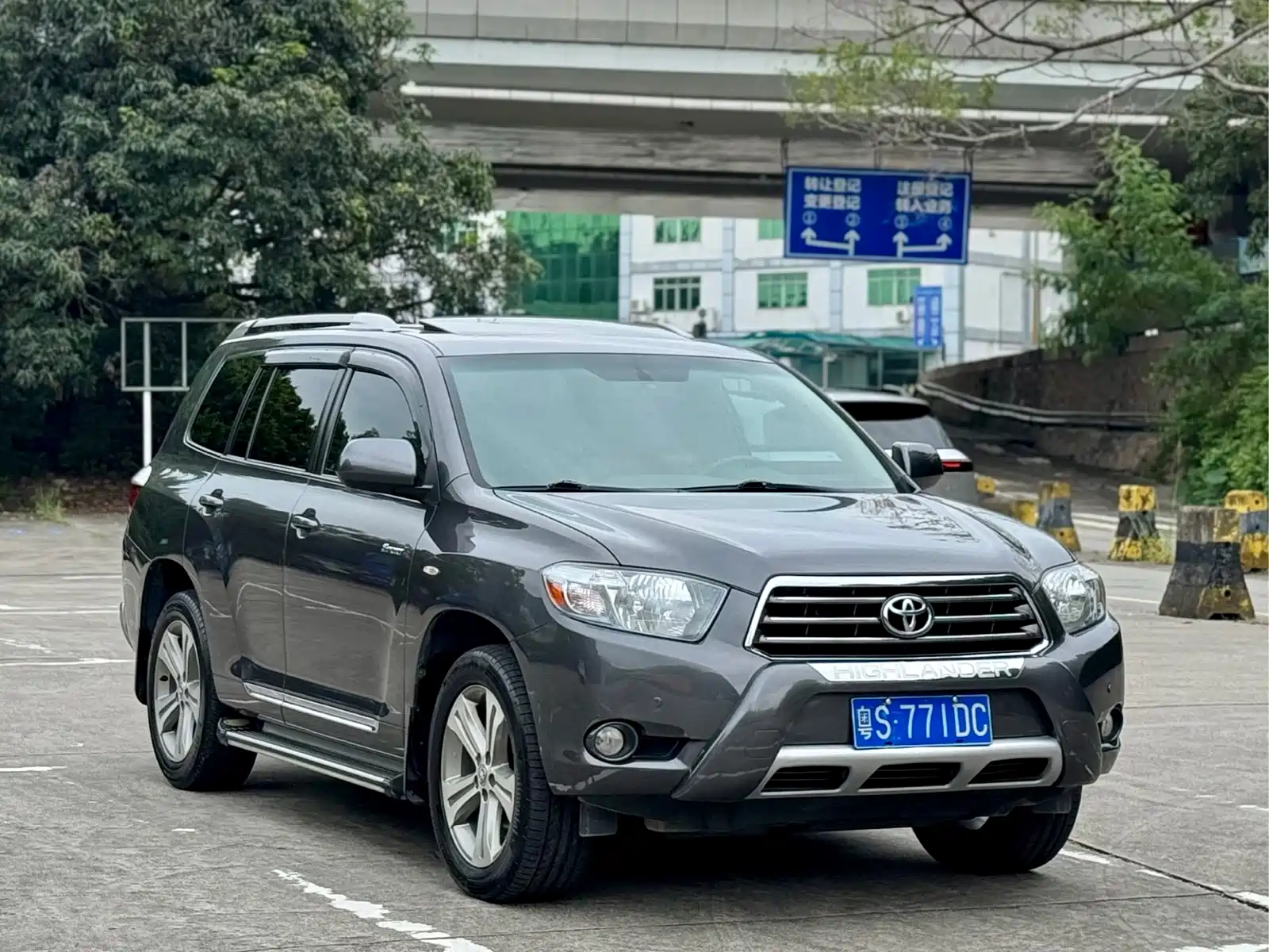 Photo 3 - Toyota Highlander