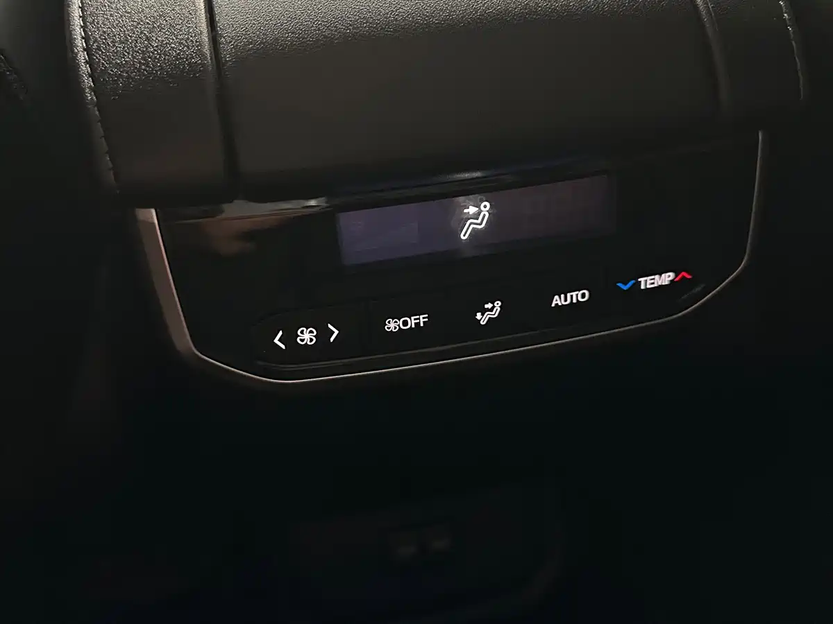 Toyota Highlander 2024 2.5L Smart Hybrid FWD Luxury 7-Seater фото 15