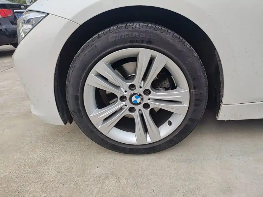 Photo 23 - BMW 3 Series