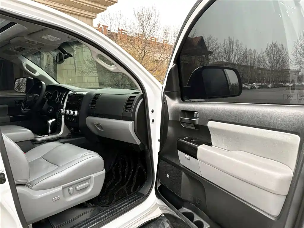 Toyota Sequoia 2010 5.7 Platinum Edition фото 13