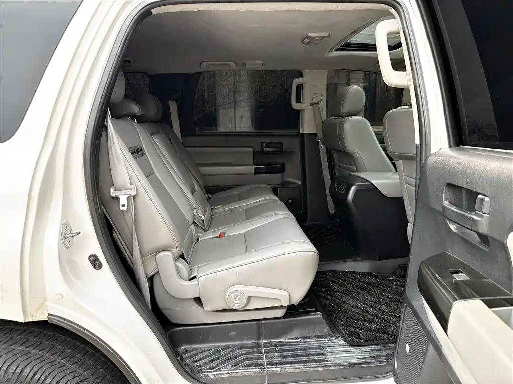 Toyota Sequoia 2010 5.7 Platinum Edition фото 14