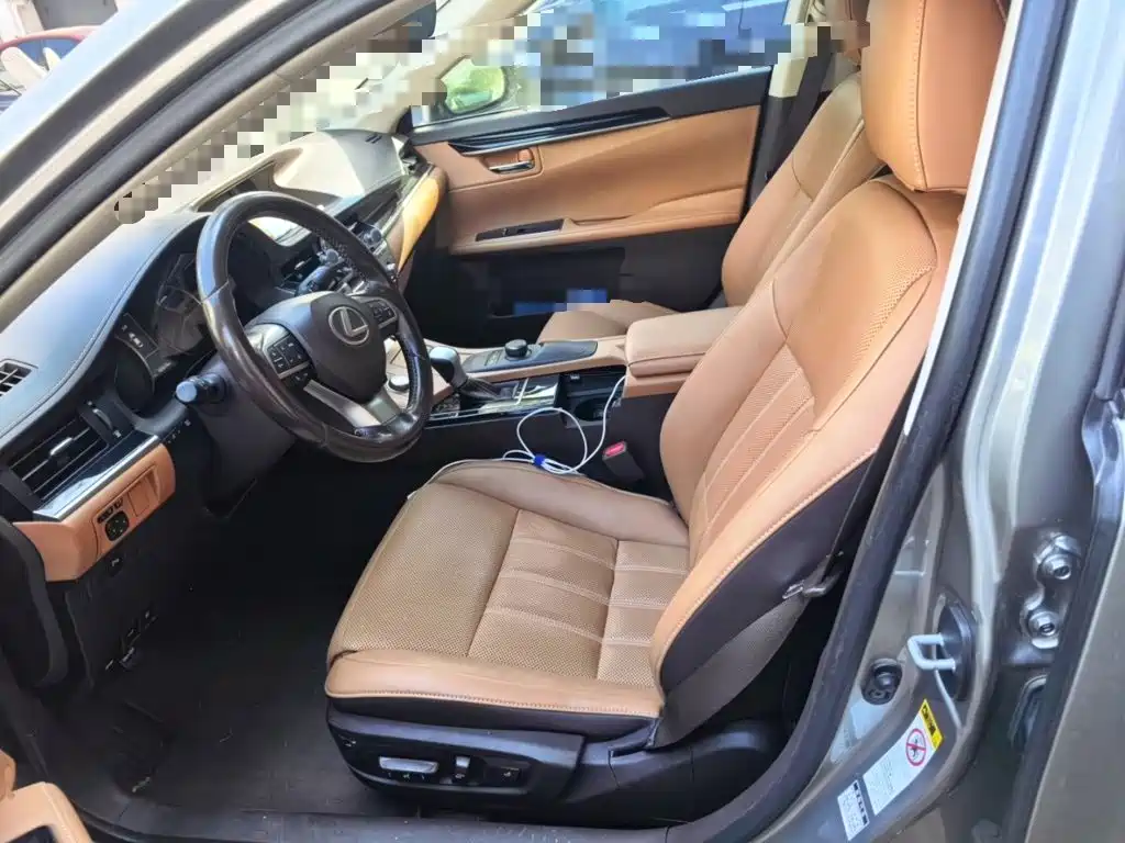 Photo 16 - Lexus ES