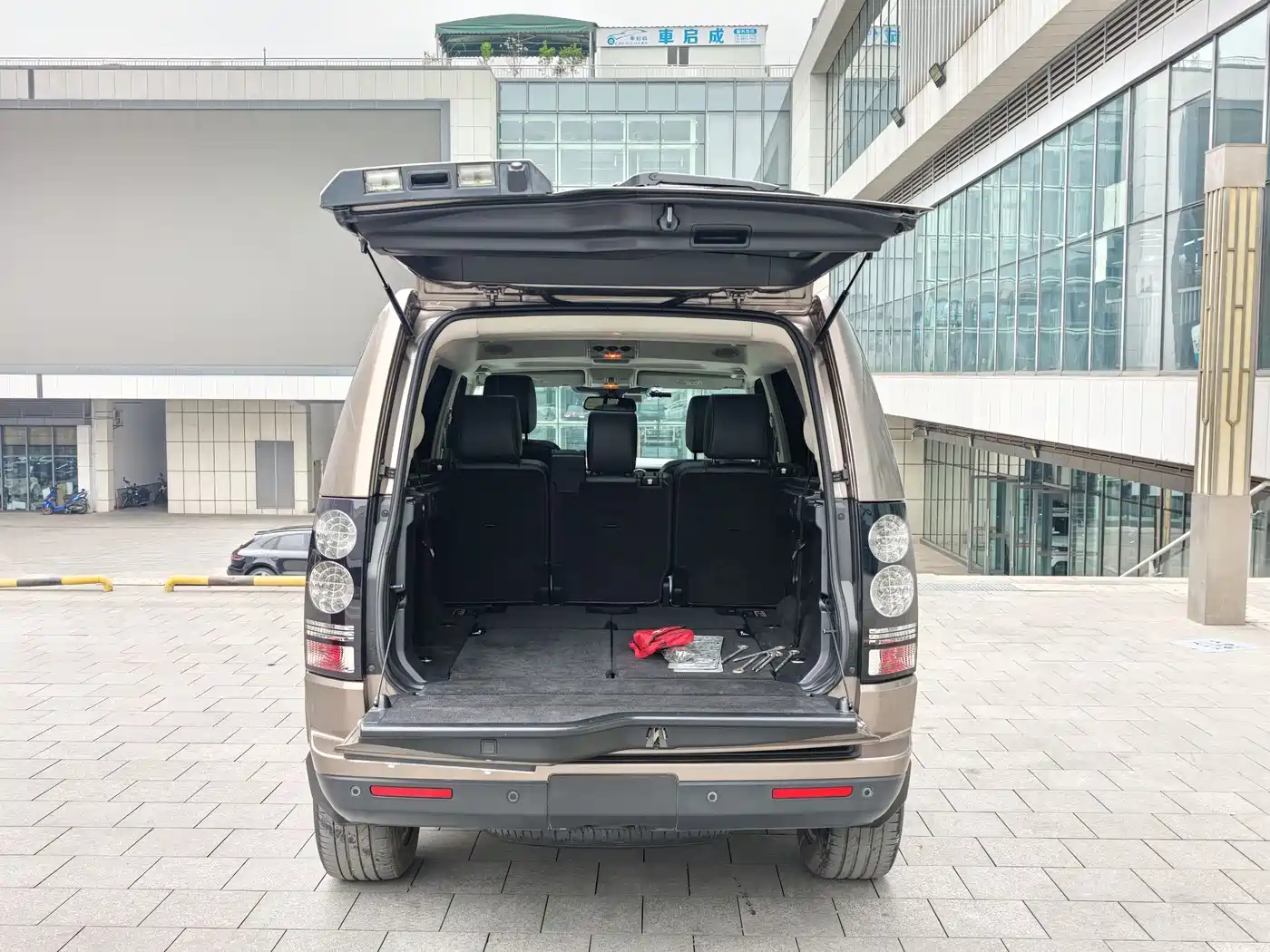 Land Rover Discovery 2015 3.0 SDV6 HSE Diesel фото 19