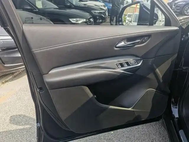 Photo 13 - Cadillac XT4