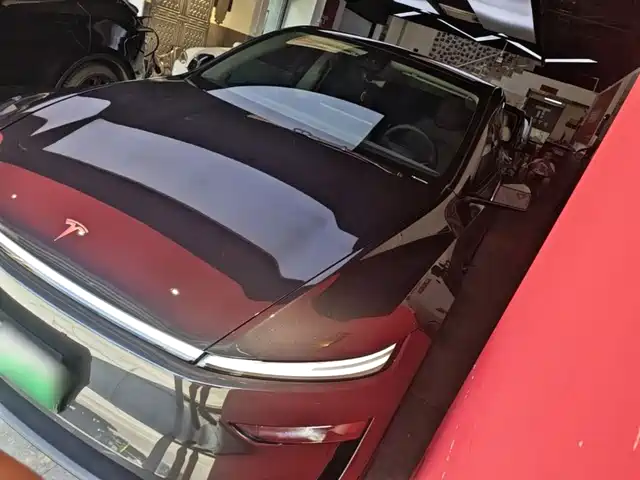 Tesla Model Y 2025