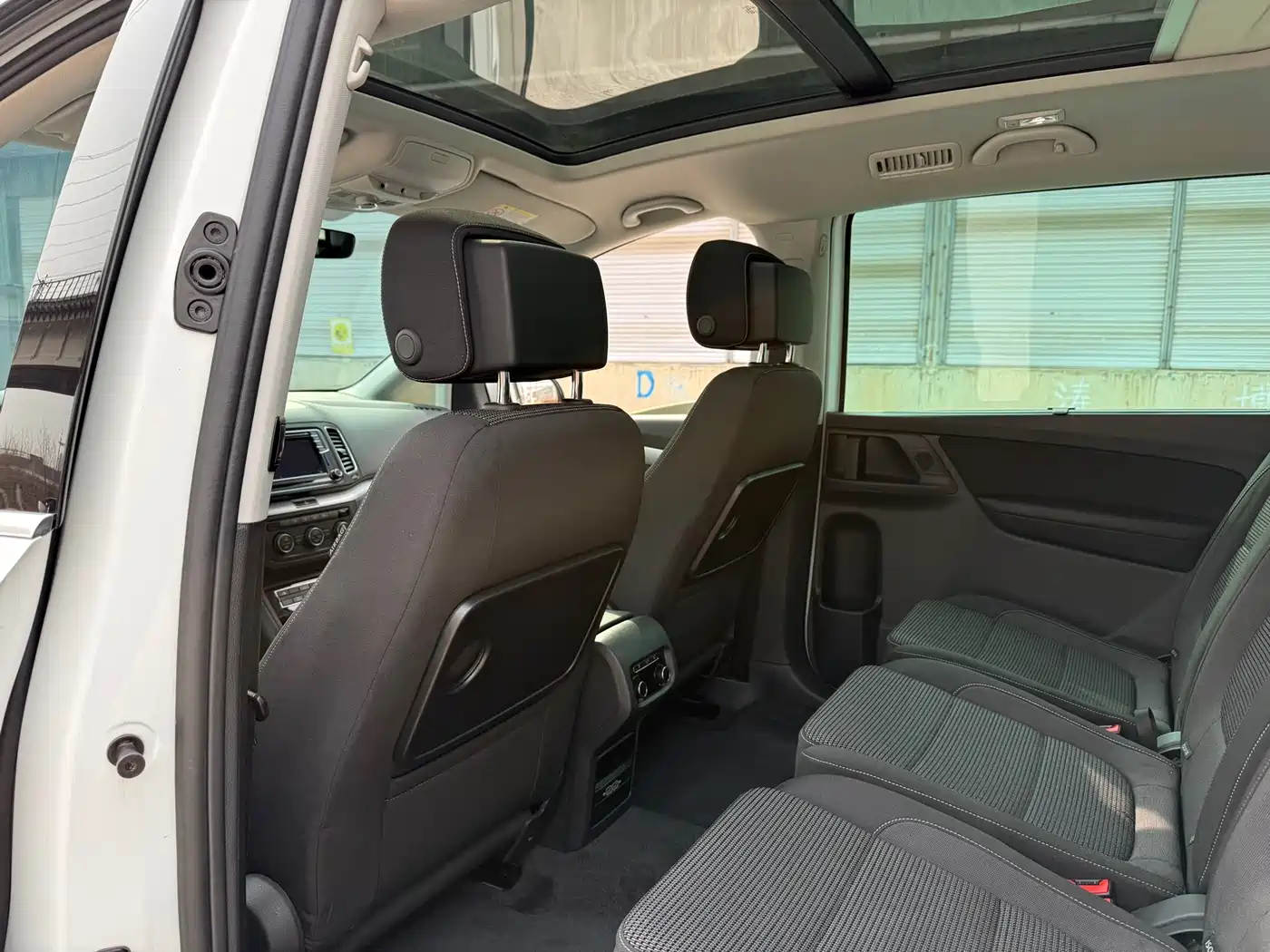 Volkswagen Sharan 2018 Facelift 380TSI Comfort 7-Seater фото 15