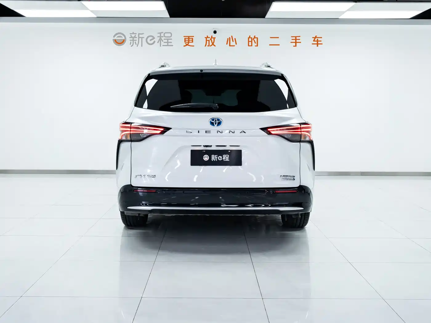 Toyota Sienna 2023 2.5L Hybrid Premium Edition фото 5